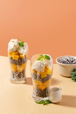 Ready-to-eat Jasberry Rice Coconut With Mango And Ice Cream